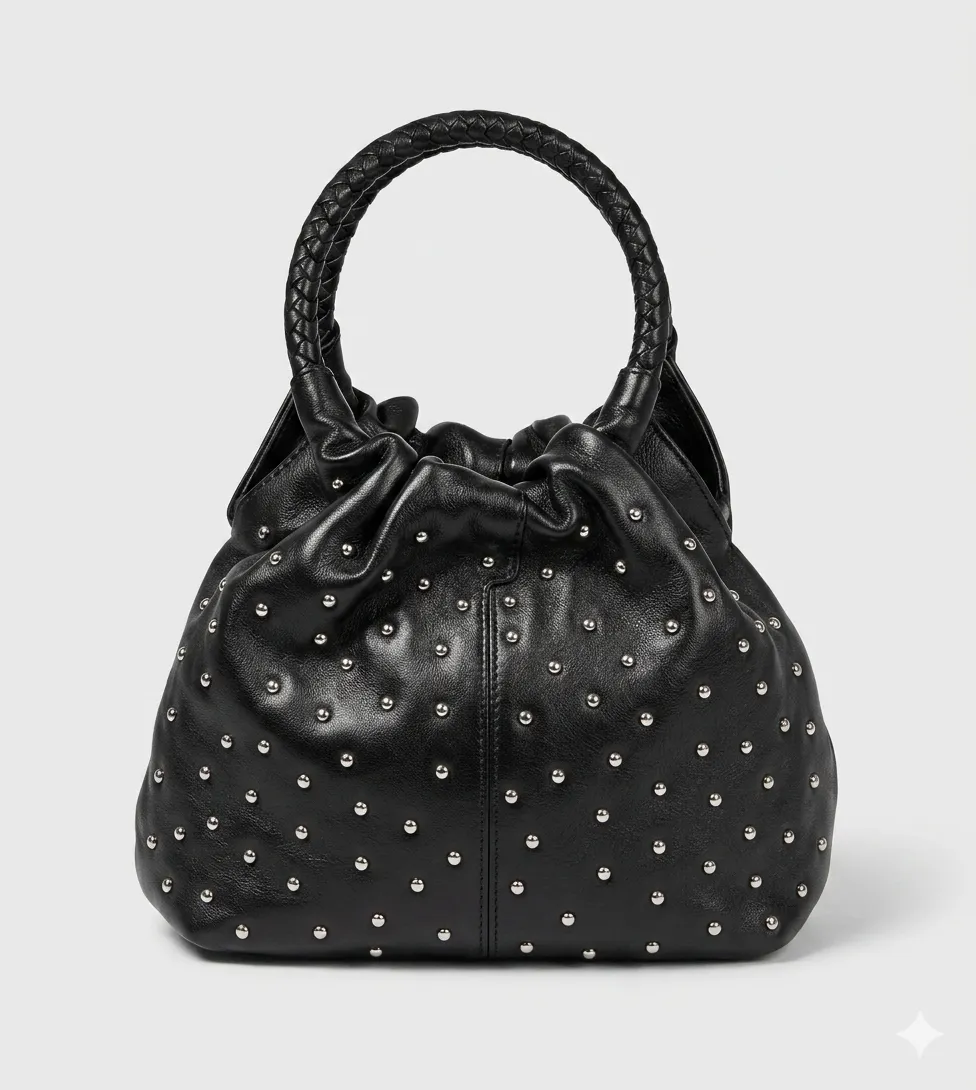 Sac à main en cuir noir qui a été clouté avec des rivets argentés