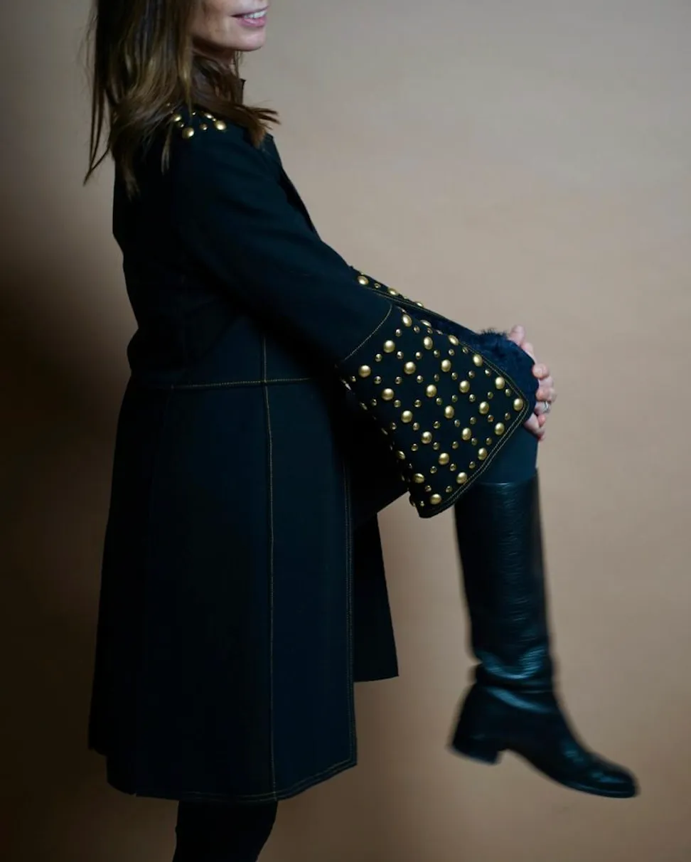 Notre cliente a hérité de ce magnifique manteau. Une qualité sublime mais il manquait ce côté rock pour pouvoir le porter. RAYONE lui a conseillé d'y ajouter des rivets dorés.
